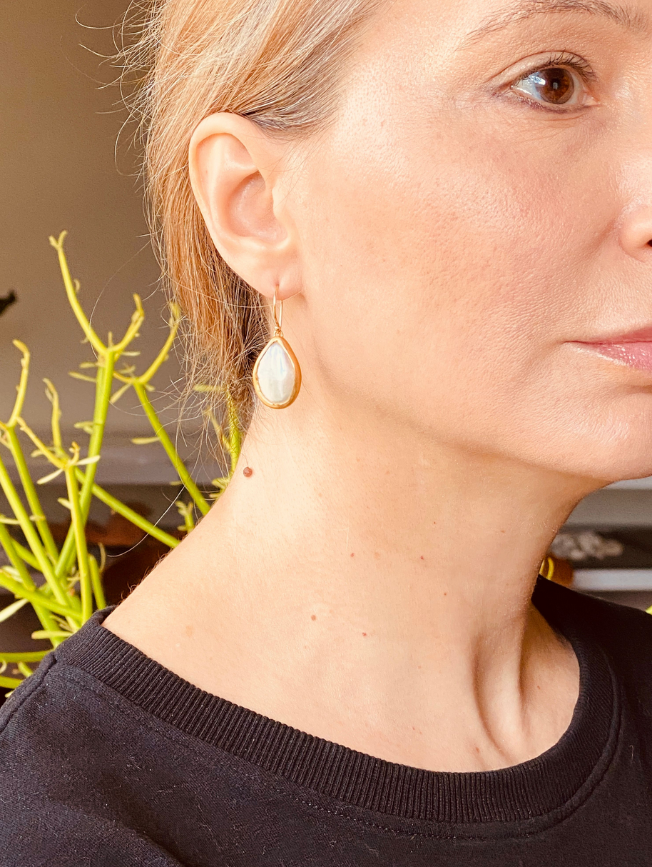 Loave Pearl Earrings in 22k Gold