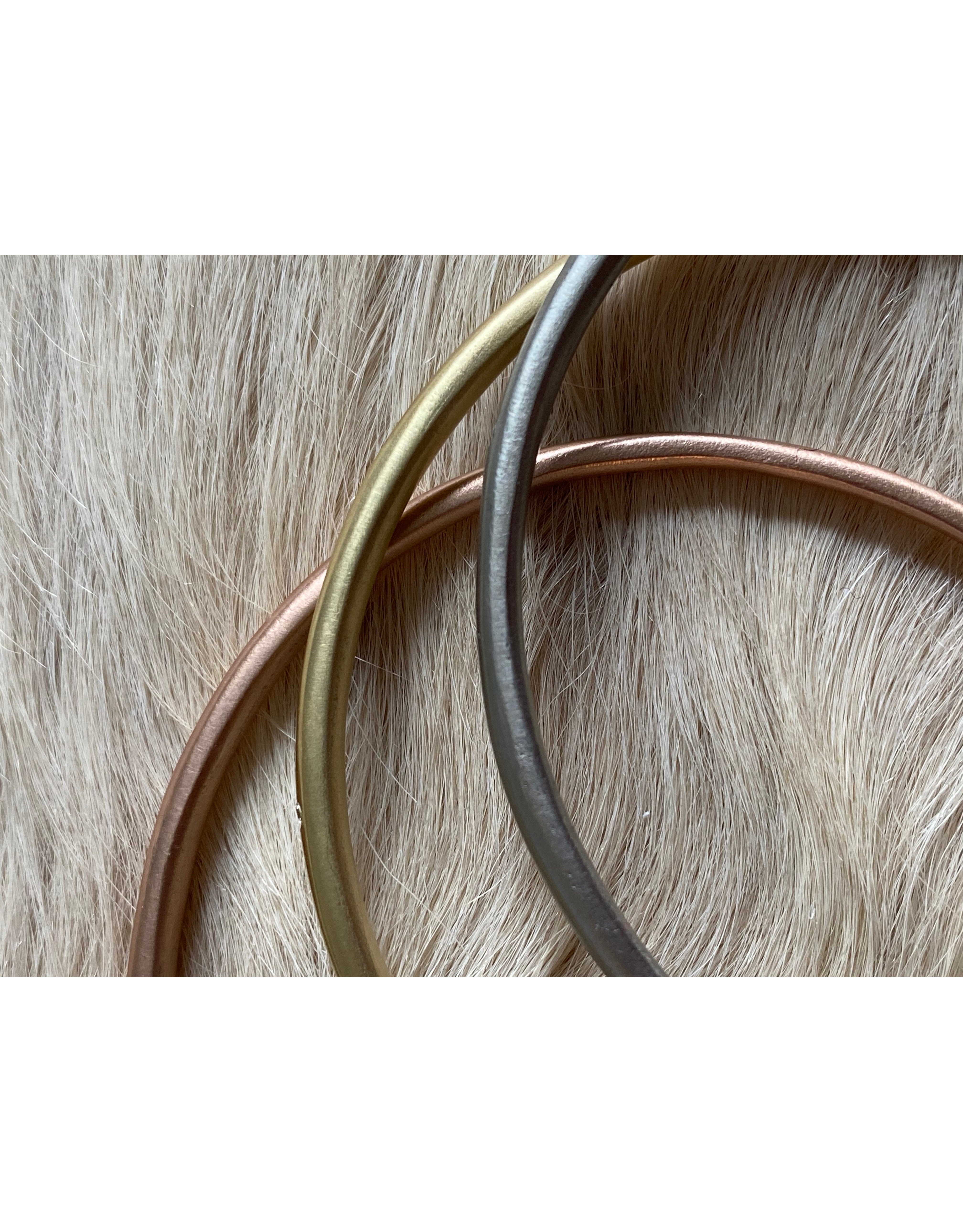 Delicate Tapered Bangle in 18k Yellow Gold with White Diamond