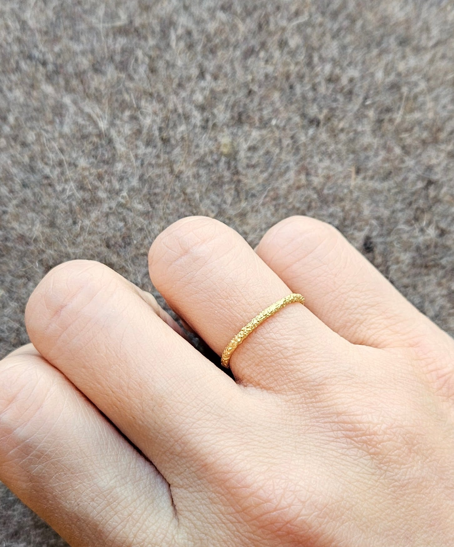 Skinny Round Sand Band in 18k Yellow Gold