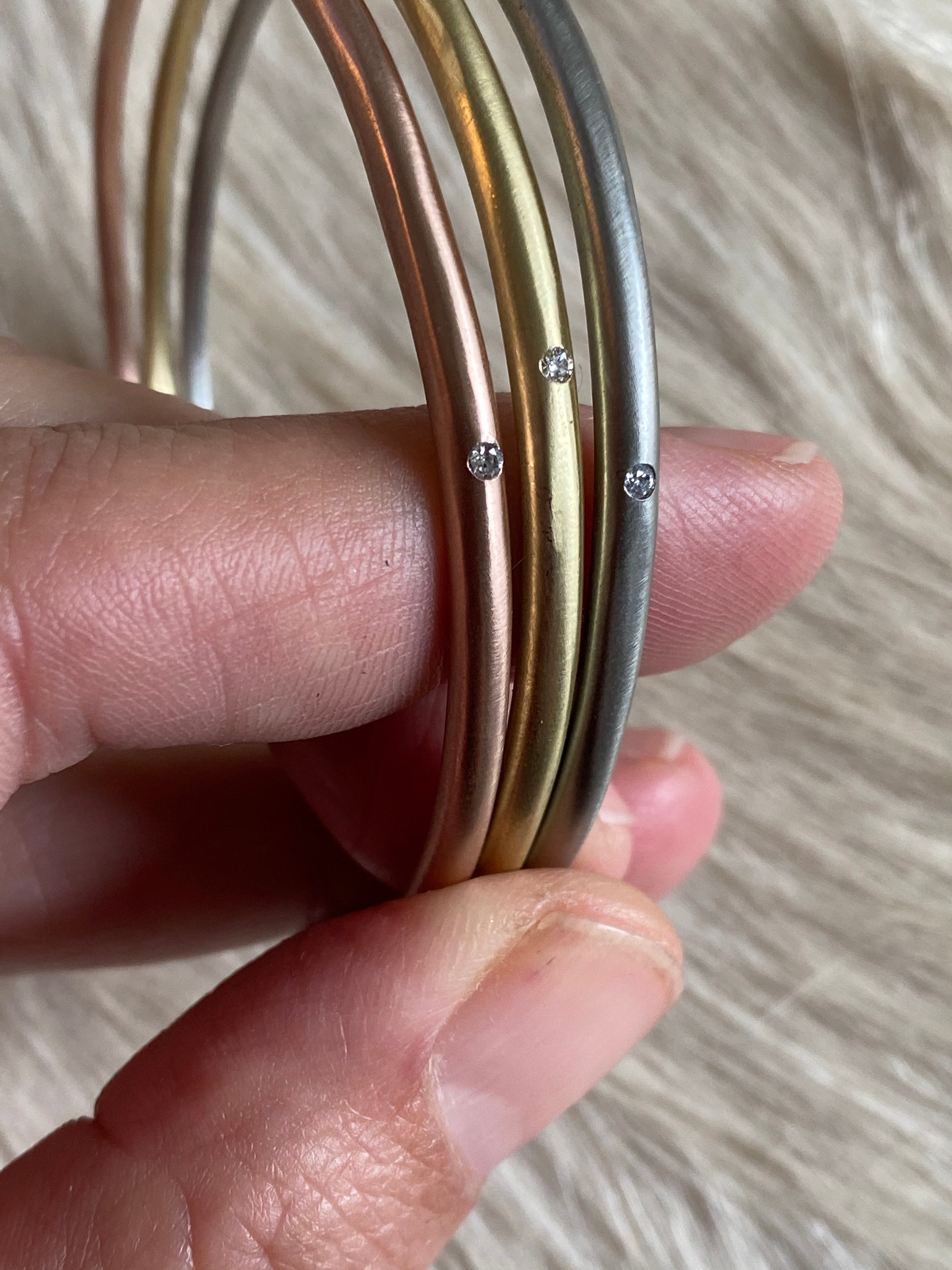 Delicate Tapered Bangle in 18k Yellow Gold with White Diamond