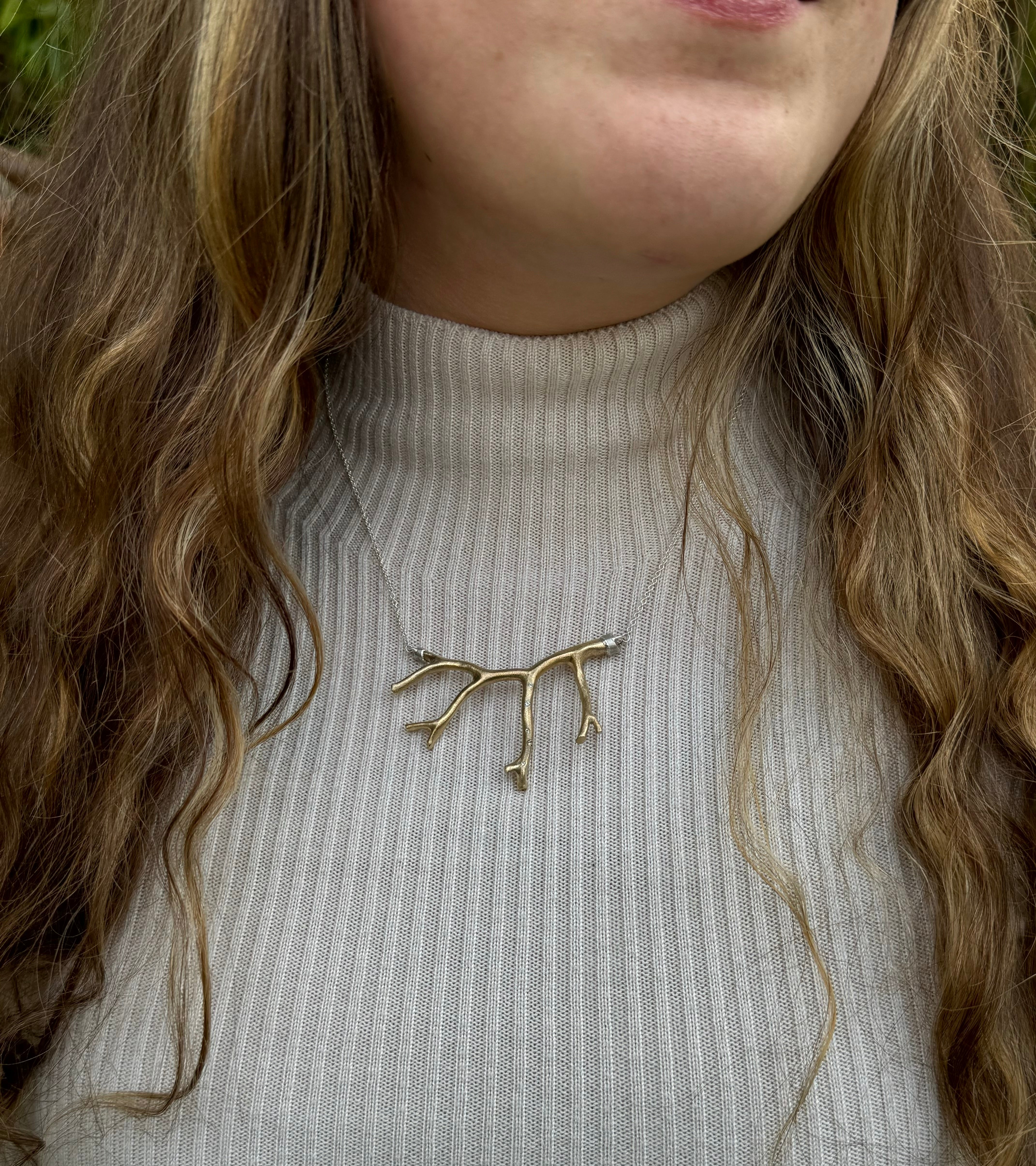 Fuyu Coral Necklace in Yellow Bronze with Sapphires