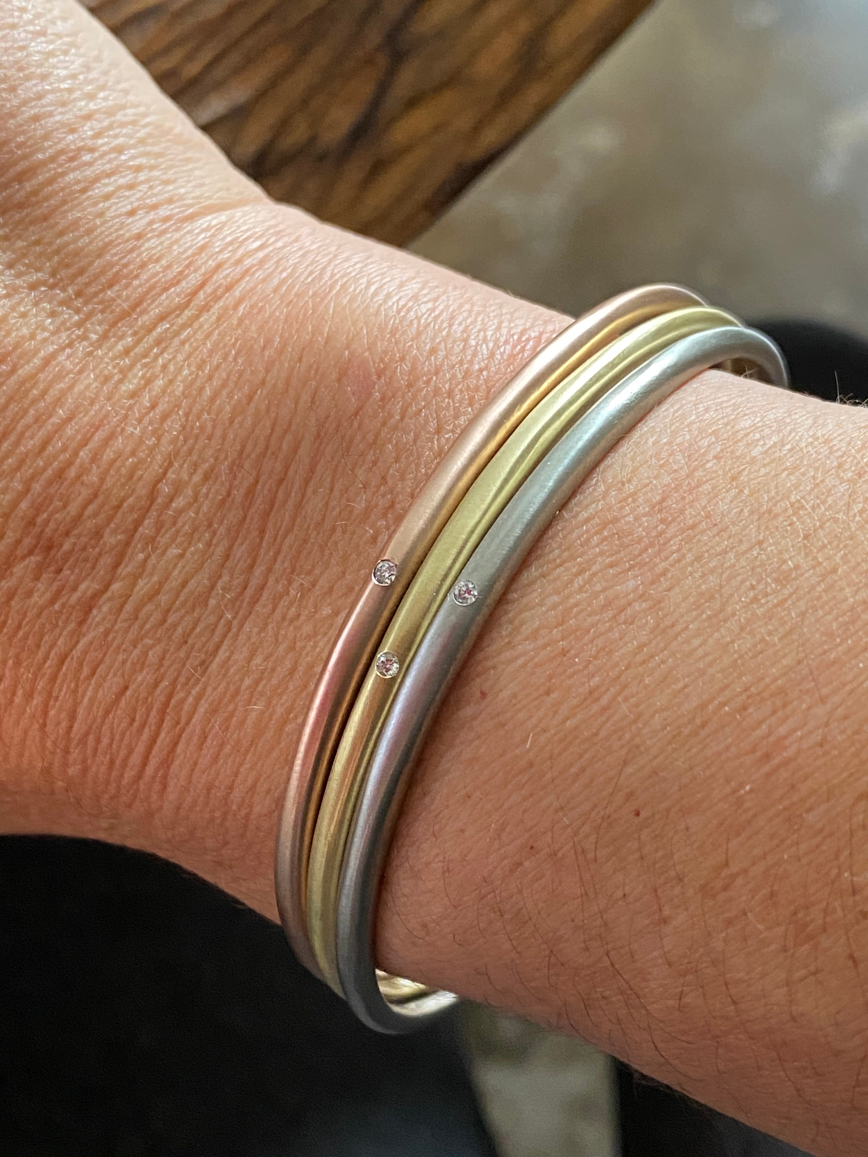 Delicate Tapered Bangle in 18k Yellow Gold with White Diamond