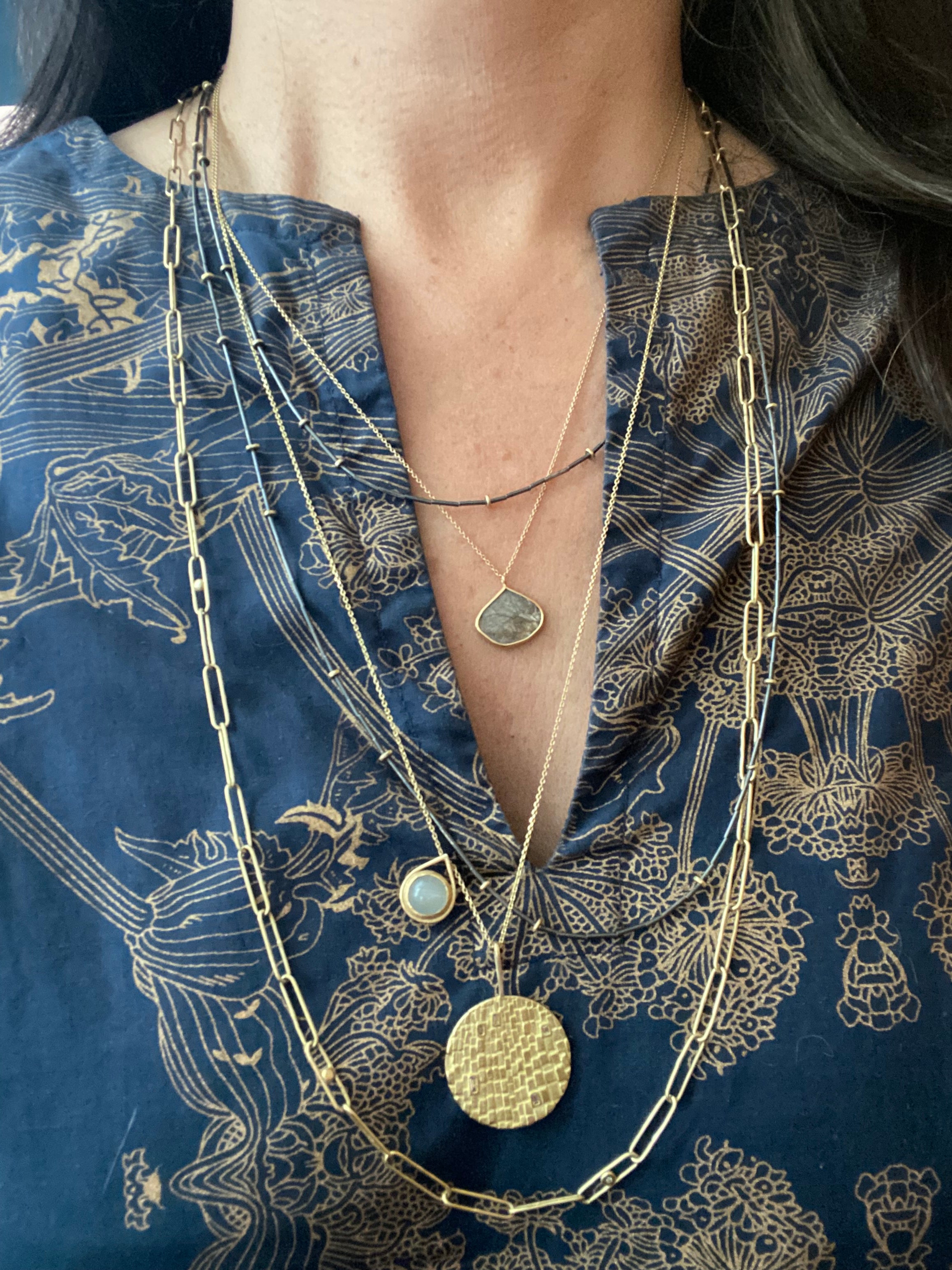 Handmade Chain Necklace in 18k Gold with 3 white Diamonds