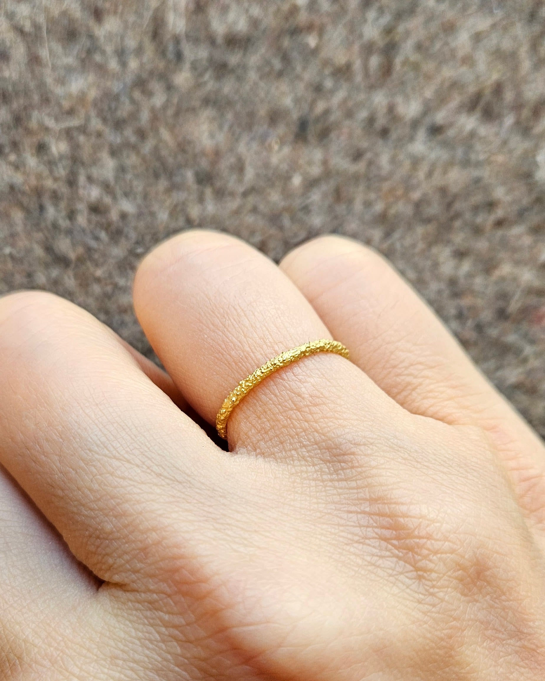 Skinny Round Sand Band in 18k Yellow Gold