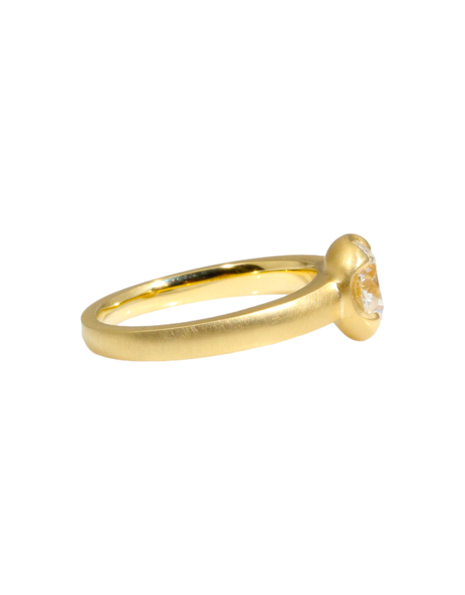 Scooped Prong Round Brilliant Diamond Ring in 18k Gold