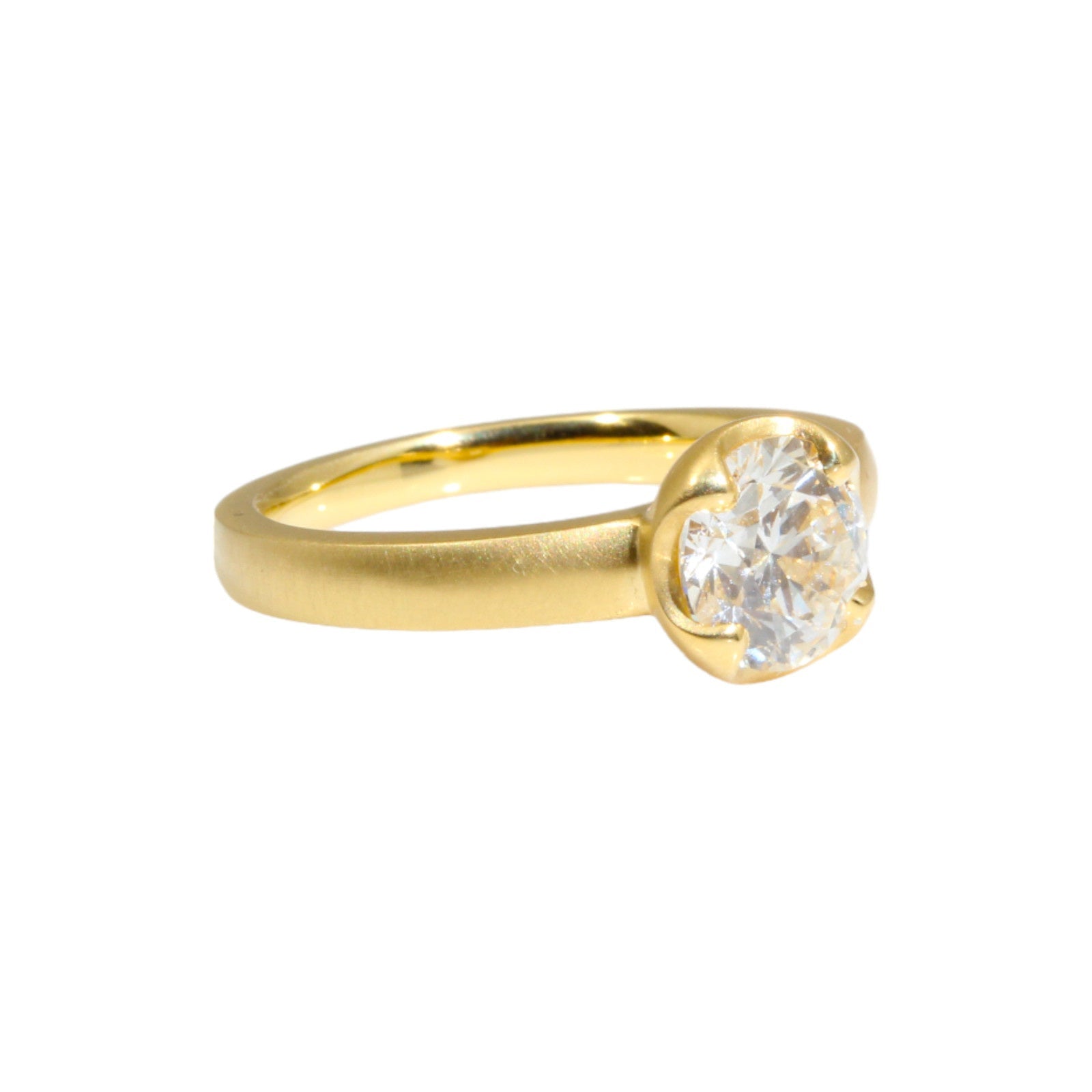 Scooped Prong Round Brilliant Diamond Ring in 18k Gold