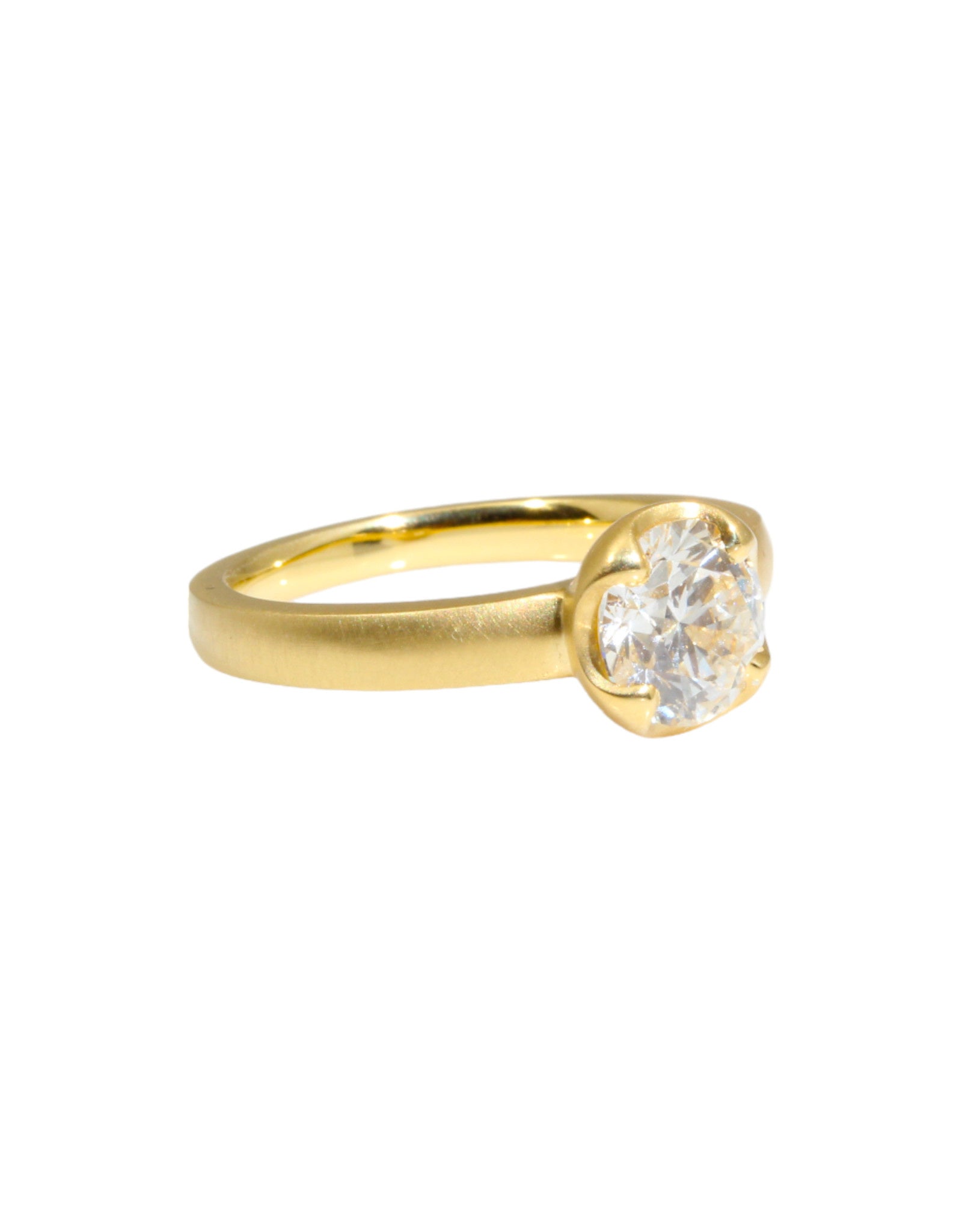 Scooped Prong Round Brilliant Diamond Ring in 18k Gold